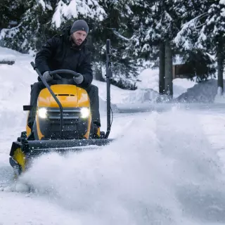 Kiedy warto zamienić odśnieżarkę na traktor ogrodowy?